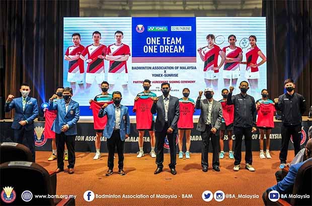 Lee Chong Wei (front left) and Lee Zii Jia (back middle) attend the BAM and YONEX new sponsorship signing ceremony. (photo: BAM)