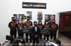 Lee Zii Jia, Pearly Tan/Thinaah Muralitharan receive incentives from BAM. They are wearing shirts with the YONEX logo. (photo: BAM)