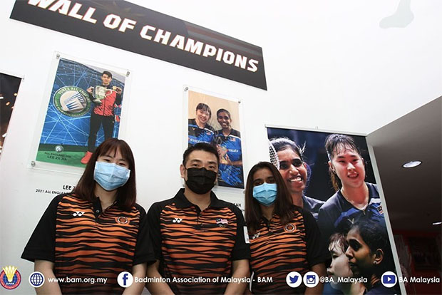 Chan Chong Ming (middle) looks for ways to improve Pearly Tan(left), Thinaah Muralitharan (right), and Malaysia's women's doubles department. (photo: BAM)