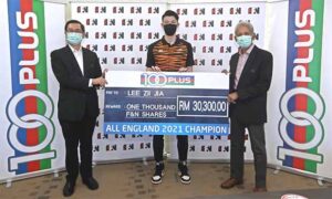 Lee Zii Jia presented the 1,000 shares incentives from 100PLUS. (photo: 100PLUS)