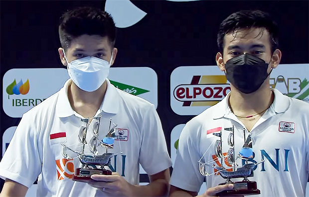 Yeremia Erich Yoche Yacob Rambitan (L) and Pramudya Kusumawardana win the 2021 Spain Masters men's doubles title.