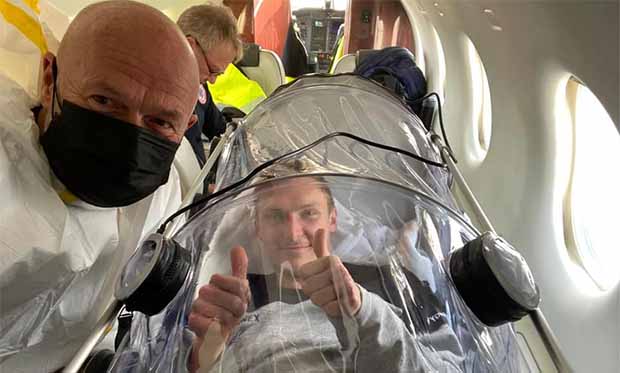Viktor Axelsen looks upbeat inside the bubble shield. (photo: Viktor Axelsen's Facebook)