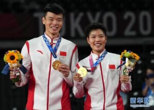 Wang Yi Lyu (L)/Huang Dong Ping pose with their Olympic gold medal. (photo: Xinhua)