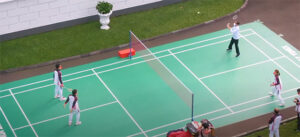 Indonesian President Jokowi Widodo plays badmnton with Greysia Polii, Apriyani Rahayu and Anthony Sinisuka Ginting. (photo: Sekretariat Presiden)
