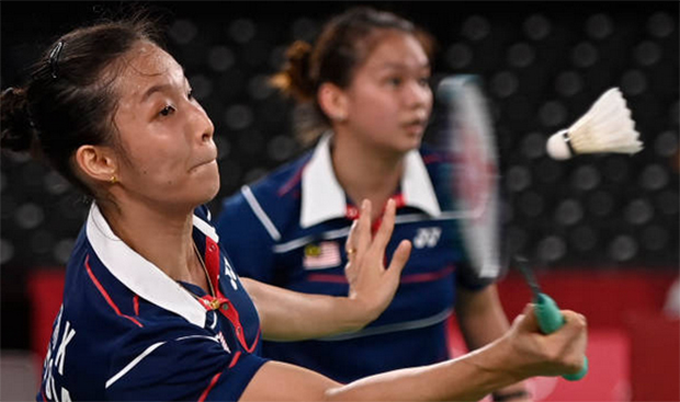 Chow Mei Kuan (L) and Lee Meng Yean compete at the 2020 Tokyo Olympics. (photo: Alexander Nemenov/AFP)