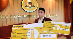 Aaron Chia receives a total cash reward of RM53,000 from the Melaka State Government. (photo: Bernama)