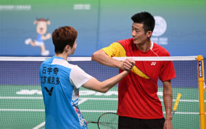 Chen Long greets Shi Yuqi after the men's singles semi-final match at China's 14th National Games. (photo: Weibo)