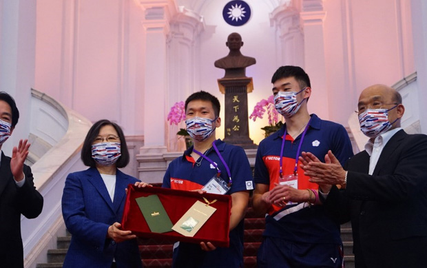 Lee Yang/Wang Chi-lin receive gift from president Tsai Ing-wen. (photo: CNA)