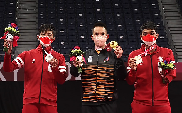 Malaysia's Cheah Liek Hou (C) celebrates his gold medal win on the podium with Indonesia's Dheva Anrimusthi (L) who took the silver and Suryo Nugroho who won the bronze medal in the men's singles SU5 badminton event at the 2020 Tokyo Paralympic Games.(photo: Paralympics)