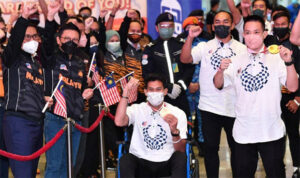 Cheah Liek Hou (R) returns home to the hero's welcome. (photo: Bernama)