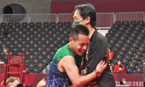 Cheah Liek Hou hugs Rashid Sidek moment after he clinches match point at the 2020 Tokyo Paralympics.