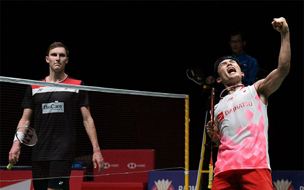 Kento Momota (R) to play Viktor Axelsen in the 2021 Denmark Open final. (photo: AFP)