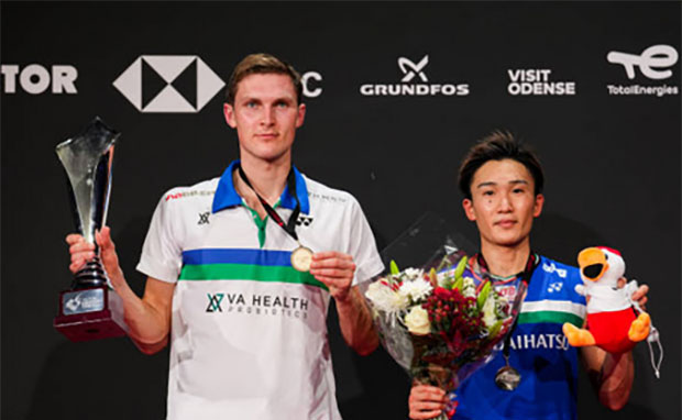 Viktor Axelsen (L) and Kento Momota produce extremely exciting badminton in the 2021 Denmark Open final. (photo: Shi Tang/Getty Images)