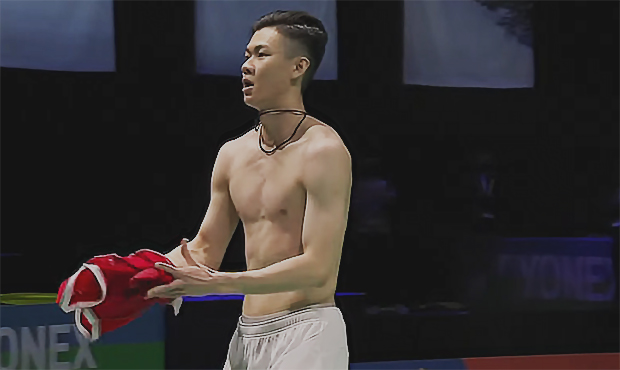 Lee Zii Jia beats Kento Momota in the 2021 Sudirman Cup semi-finals.