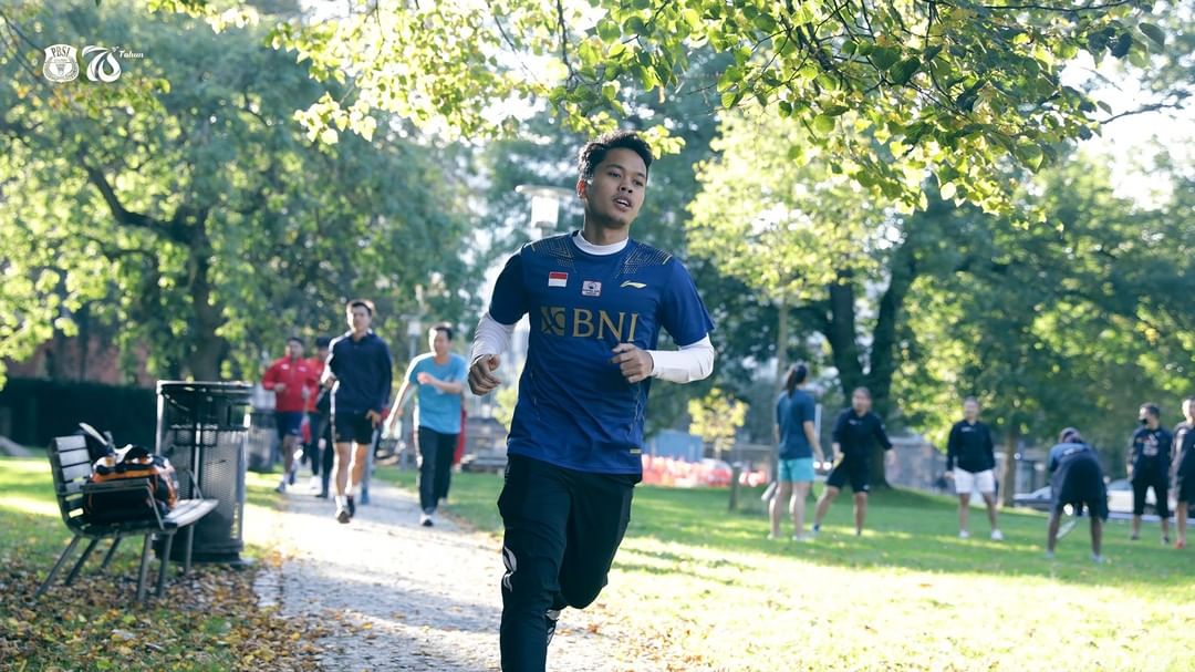 Anthony Sinisuka Ginting jogs at a park next to the Scandic Hotel in Denmark. (photo: PBSI)