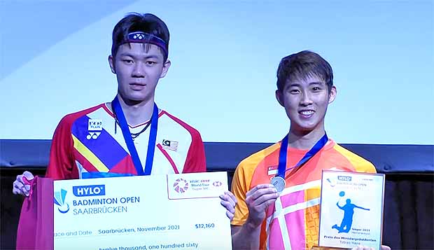 Loh Kean Yew (R) poses with Lee Zii Jia at the award ceremony.
