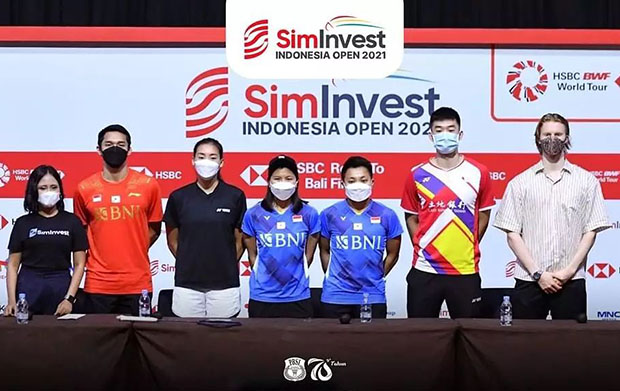 Anders Antonsen (R) attends the 2021 Indonesia Open press conference on Monday. (photo: PBSI)