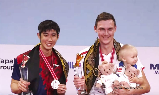 Viktor Axelsen poses with his daughter Vega Rohde Axelsen and Loh Kean Yew during the Indonesia Open award ceremony.