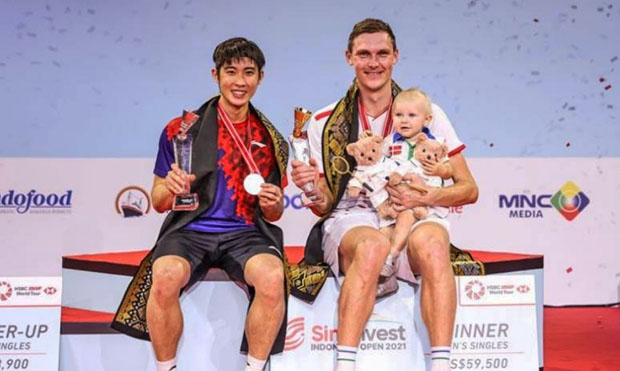 Loh Kean Yew is set to spar with Viktor Axelsen again in Dubai after the 2021 World Championships. (photo: AFP)