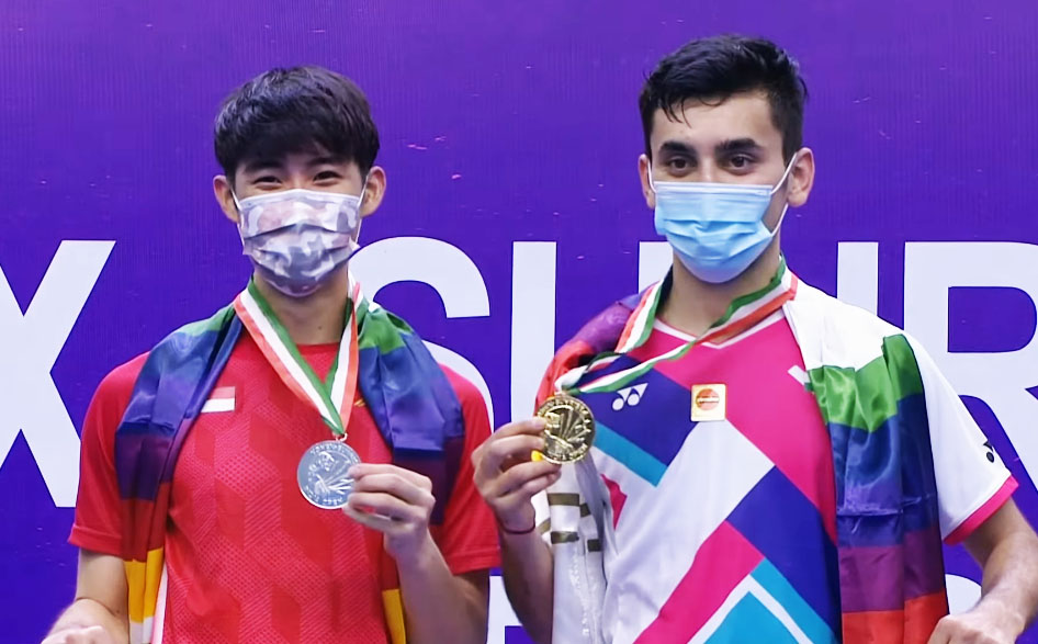 Lakshya Sen (R) and Loh Kean Yew pose for pictures at the India Open awards ceremony.