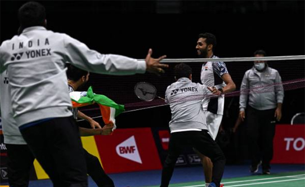 Teammates rush to the court after HS Prannoy scores the winning point to give India a 3-2 victory against Denmark in the 2022 Thomas Cup semi-final. (photo: Shi Tang/Getty Images)