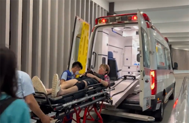 Man Wei Chong injured his left knee in the SEA Games men's team final. (photo: Twitter)