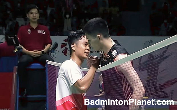Anthony Sinisuka Ginting thanks Lee Zii Jia after the 2022 Indonesia Masters quarter-final match.
