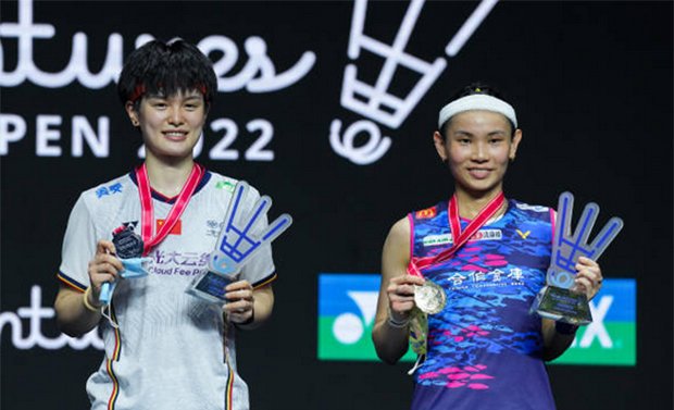 Tai Tzu Ying (R) and Wang Zhi Yi pose for pictures at the 2022 Indonesia Open awards ceremony. (photo: Shi Tang/Getty Images)