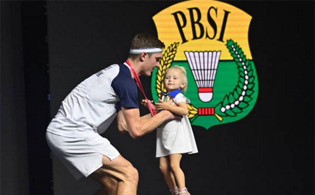 Viktor Axelsen celebrates on the 2022 Indonesia Open podium with his daughter. (photo: Shi Tang/Getty Images)