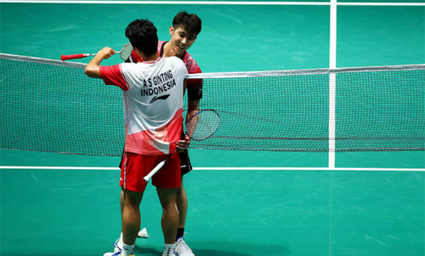 Anthony Sinisuka Ginting greets Loh Kean Yew after the semi-final match on Saturday. (photo: Yong Teck Lim/Getty Images)