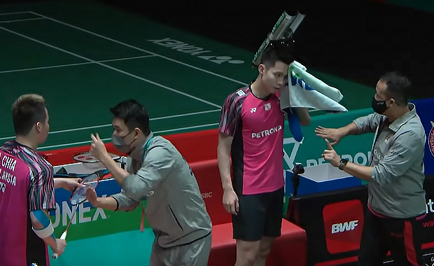 Rexy Mainaky (R) talks to Soh Wooi Yik in the 2022 Malaysia Open semi-finals.