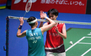 Tai Tzu Ying congratulates Chen Yu Fei after the 2022 World Championships semi-final match. (photo: AFP/Getty Images)