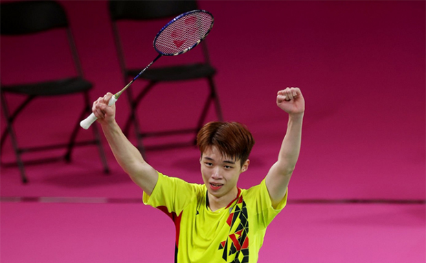 Ng Tze Yong fends off Loh Kean Yew and advances to semis in the 2022 Commonwealth Games. (photo: AFP)