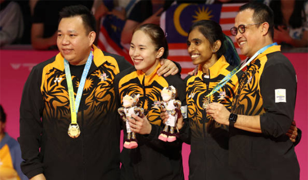 Pearly Tan/Thinaah Muralitharan pose for pictures with their coaches - Rexy Mainaky and Hoon Thien How at the 2022 Commonwealth Games awards ceremony. (photo: Robert Cianflone/Getty Images)