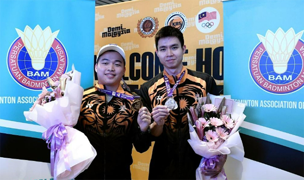 Aaron Chia/Soh Wooi Yik receive hero's welcome at Kuala Lumpur International Airport on Thursday. (photo: Bernama)