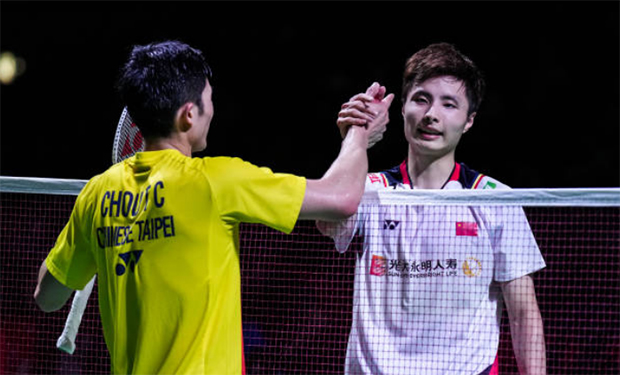 Chou Tien Chen shakes hands with Shi Yuqi after the 2022 Japan Open semi-final match. (photo: Shi Tang/Getty Images)