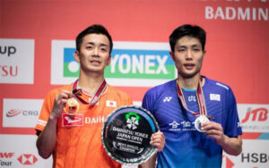 Kenta Nishimoto and Chou Tien Chen pose for pictures at the Japan Open awards ceremony. (photo: AFP)