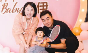 Zhao Yunlei and Hong Wei celebrate the birthday of their daughter. (photo: Hong Wei's Weibo)
