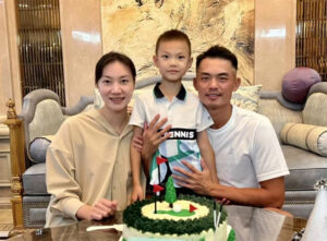Lin Dan (R), Xie Xingfang (L), their son, and the golf birthday cake. (photo: Weibo)