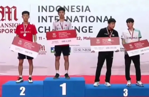 Lei Lan Xi, Weng Hong Yang, Jeon Hyeok Jin, and Son Wan Ho (from left) at the 2022 Indonesia International Challenge awards ceremony. (photo: Weibo)