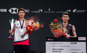 Congratulations to Shi Yuqi (L) for the incredible victory at the 2022 Denmark Open. (photo: Shi Tang/Getty Images)