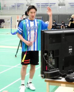 Kento Momota talks to students on the other side of the TV screen. (photo: Japan Daily)