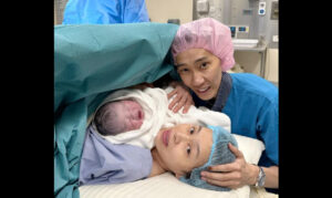 Lee Chong Wei & Wong Mew Choo welcome their third child. (photo: Lee Chong Wei' FB)