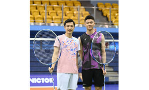 Lee Zii Jia and Wang Tzu Wei hold super-large badminton rackets. (photo: LTN)