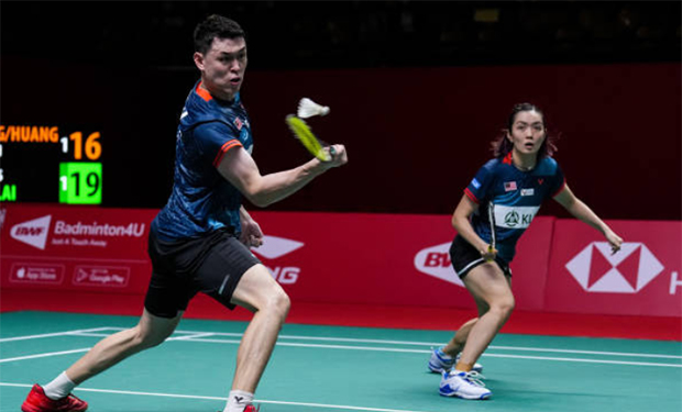 Tan Kian Meng/Lai Pei Jing win their first match against Wang Yi Lyu/Huang Dong Ping at the 2022 BWF World Tour Finals. (photo: Shi Tang/Getty Images)