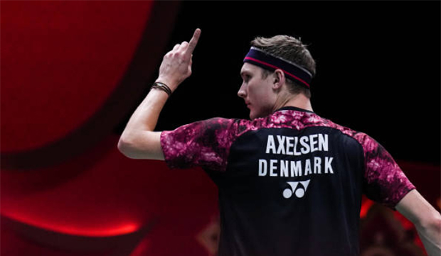 Viktor Axelsen enters the knockout stage at the 2022 BWF World Tour Finals. (photo: Shi Tang/Getty Images)