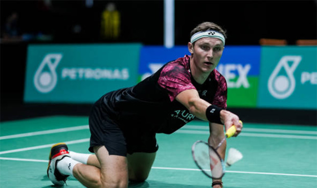 Viktor Axelsen to play Kodai Naraoka in the 2023 Malaysia Open final. (photo: Shi Tang/Getty Images)