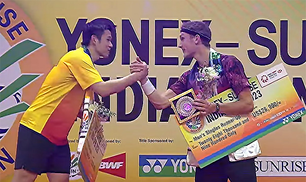 Kunlavut Vitidsarn (L) poses for pictures with Viktor Axelsen at the 2023 India Open awards ceremony. (photo: AFP)