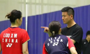 Cai Yun coaches Li Yijing/Luo Xumin at the training camp in Lingshui, Hainan. (photo: Weibo)