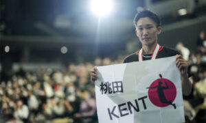 Let's go Kento Momota! The fans need you!! (photo: Shi Tang/Getty Images)